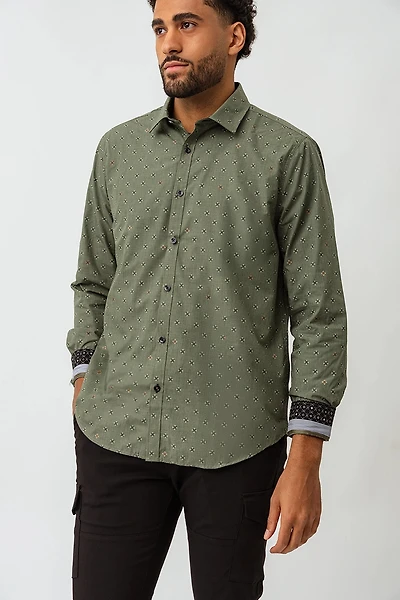 La chemise imprimée à revers contrastes