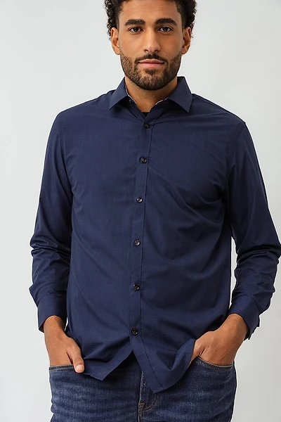 La chemise unie à revers contrastes