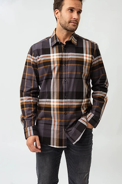 La chemise à carreaux revers contrastes