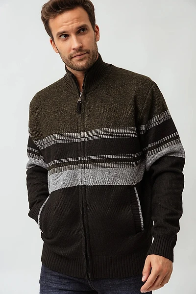 Le cardigan zippé en tricot panier