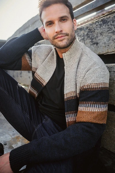 Le cardigan zippé en tricot panier