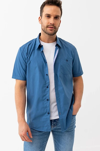 La chemise unie manches à revers contraste