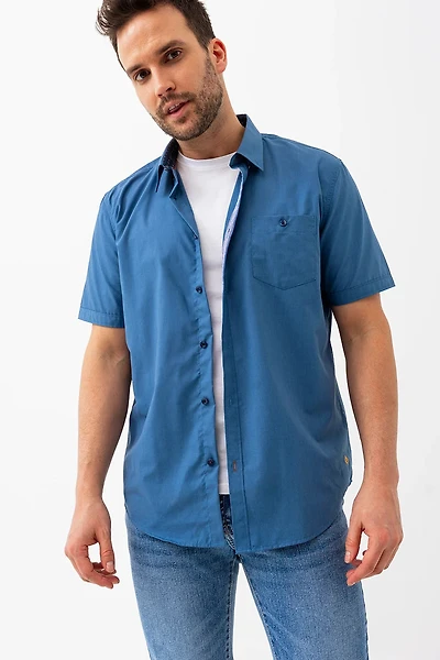 La chemise unie manches à revers contraste