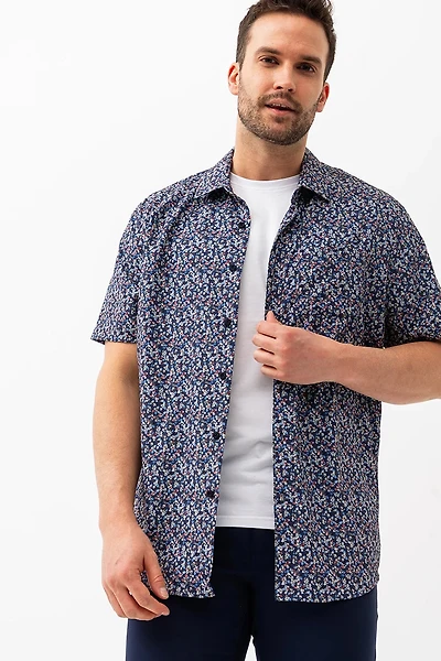 La chemise imprimée fleurs et feuilles
