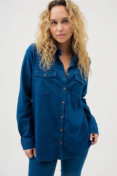 La chemise en denim bleu moyen