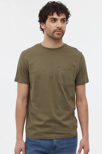 Le t-shirt uni avec poche poitrine Bench