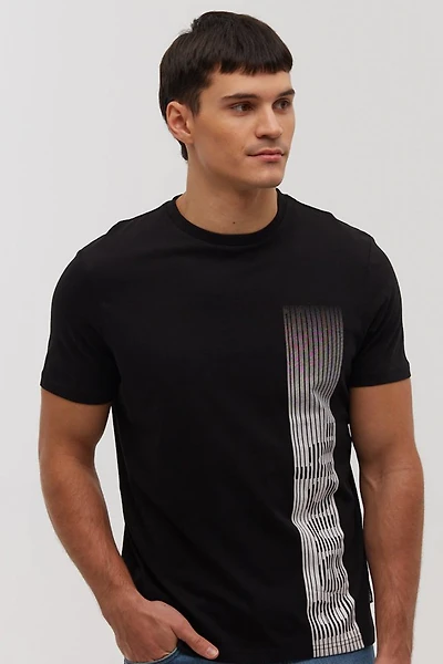 le t-shirt noir avec logo sur côté