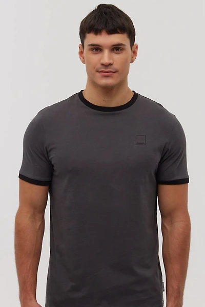 Le t-shirt à bordures contrastées avec logo carré Bench