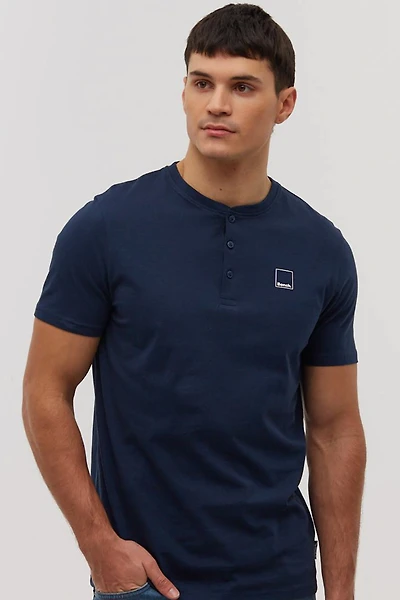 Le t-shirt uni encolure Henley logo carré par Bench