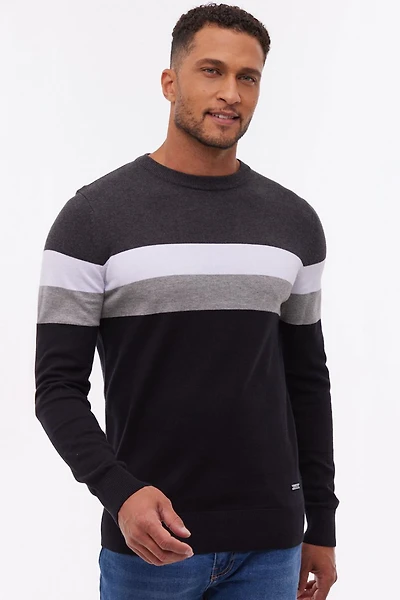 Le chandail en tricot léger à bloc de couleur