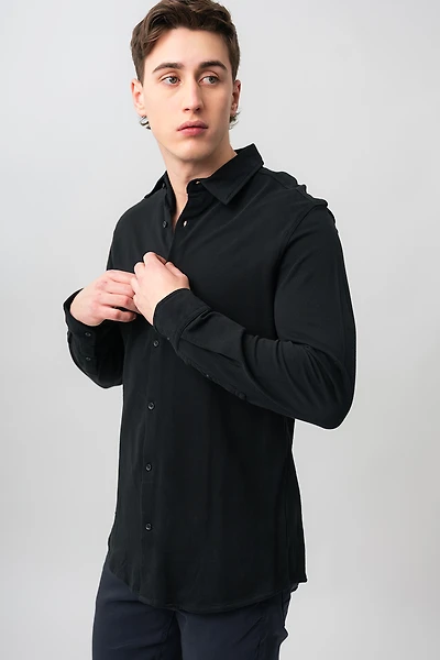 La chemise noire unie