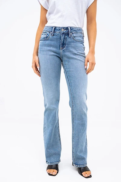 Le jeans bleu semi-évasé | Modèle Suki