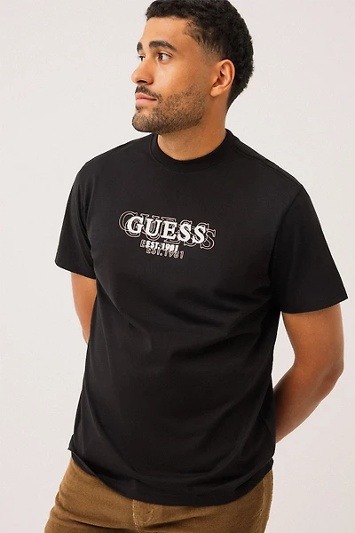 Le t-shirt noir avec logo à l’avant par Guess