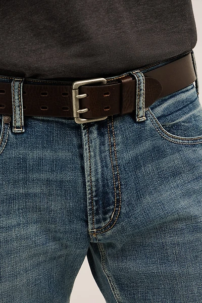 La ceinture brun foncé en cuire avec double ardillon