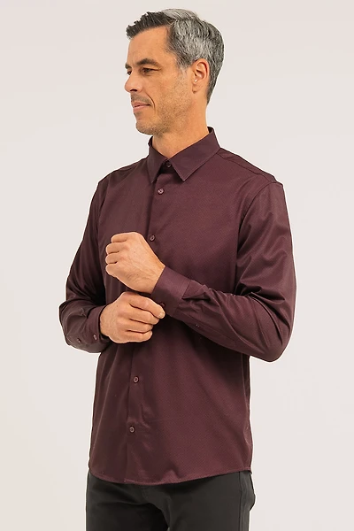 La chemise bordeaux imprimée à motif quadrillé