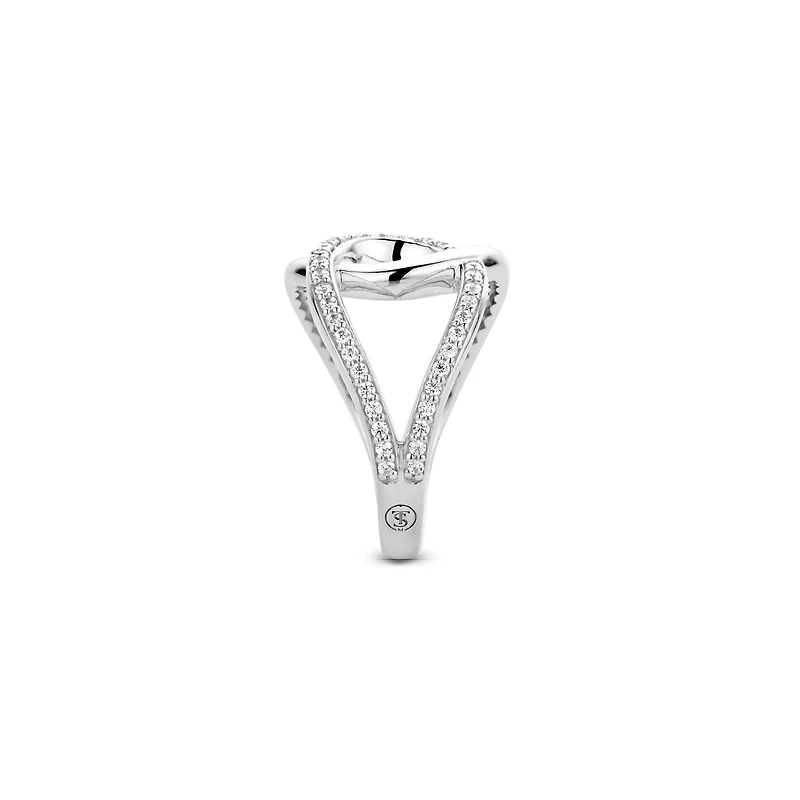 Interlocking C's Ring