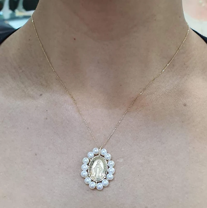 Virgen Milagrosa Pearl Frame Pendant