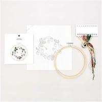 Kit broderie point de croix - couronne de fraises