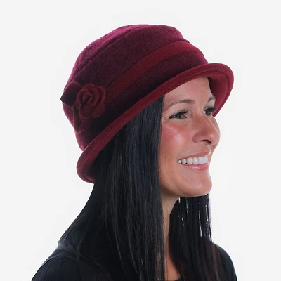 Chapeau de laine bouillie avec fleur