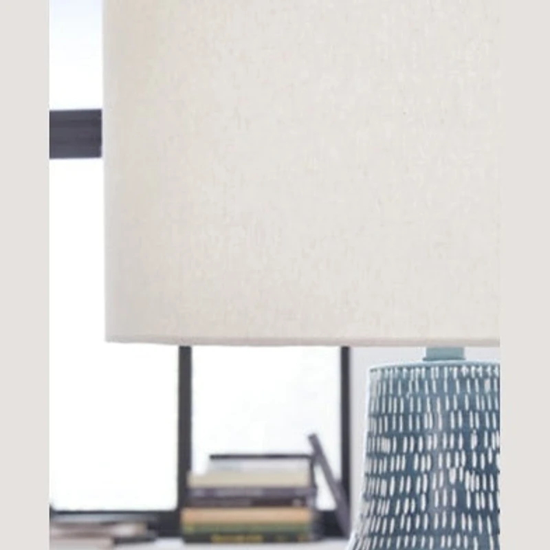 Schylarmont Metal Table Lamp