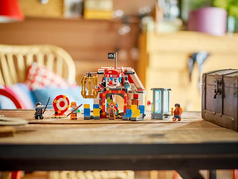 LEGO® Buggy the Clown's Circus Tent