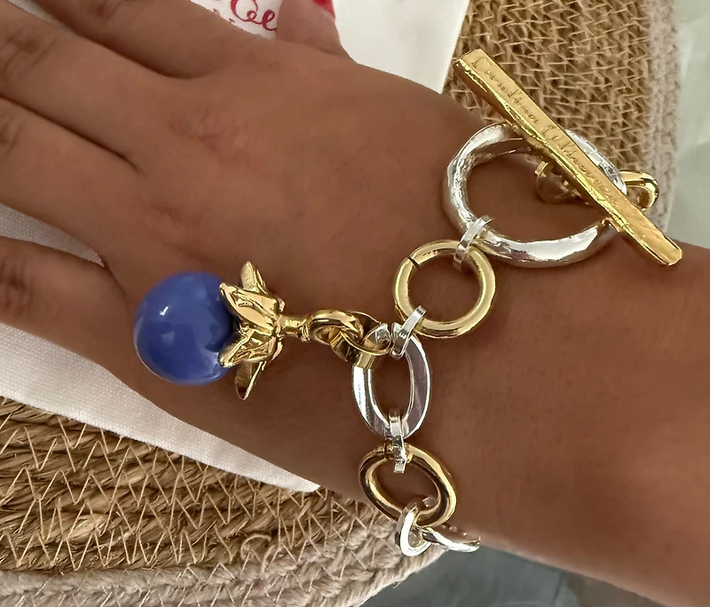 Carolina olivares City brazalete