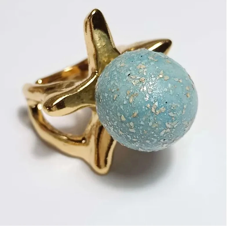 Carolina Olivares anillos simbolo estrellas