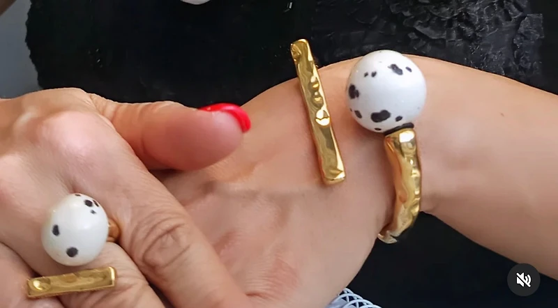 Carolina Olivares Flecha brazalete /anillo