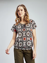 Short-sleeve semi-fitted t-shirt