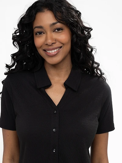 Short-sleeve semi-fitted blouse with buttons
