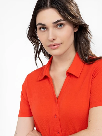 Short-sleeve semi-fitted blouse with buttons