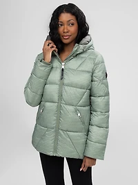 Short semi-fitted coat