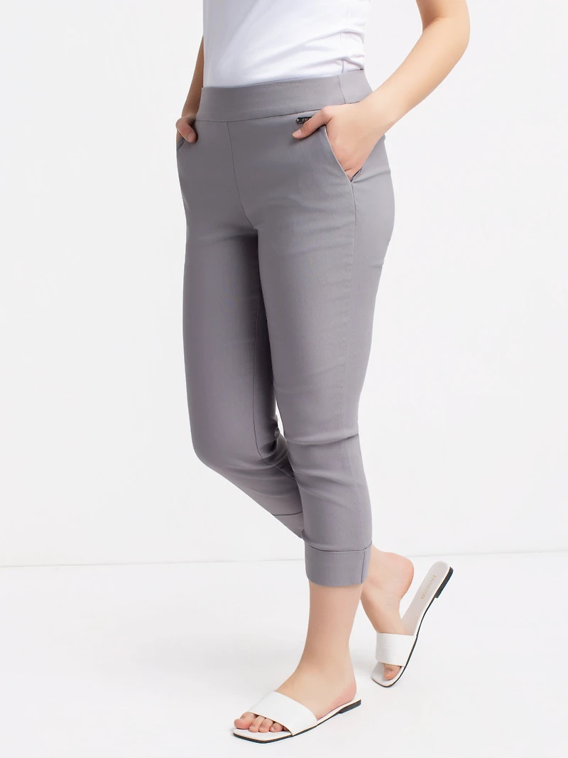 Narrow semi-fitted pull-on dress capri