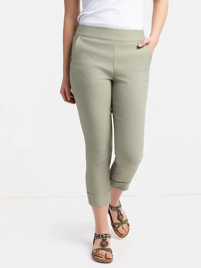 Narrow semi-fitted pull-on dress capri