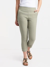Narrow semi-fitted pull-on dress capri