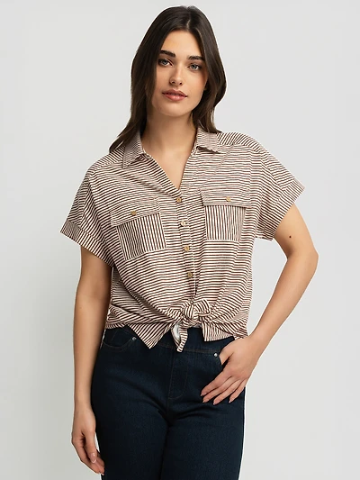 Blouse semi-ajustée à manches courtes avec boutons