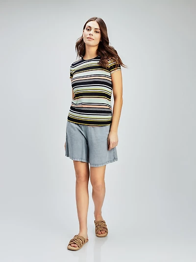 Short-sleeve semi-fitted t-shirt