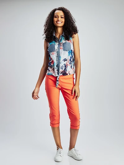 Sleeveless semi-fitted blouse with buttons