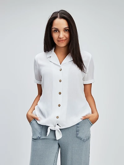 Short-sleeve semi-fitted blouse with buttons