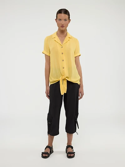 Short-sleeve semi-fitted blouse with buttons