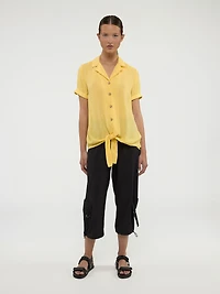 Short-sleeve semi-fitted blouse with buttons