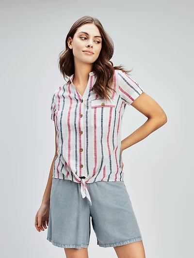 Short-sleeve semi-fitted blouse with buttons