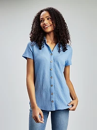 Short-sleeve semi-fitted blouse with buttons