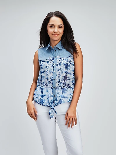 Sleeveless semi-fitted blouse with buttons