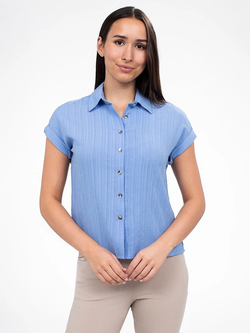 Short-sleeve semi-fitted blouse with buttons