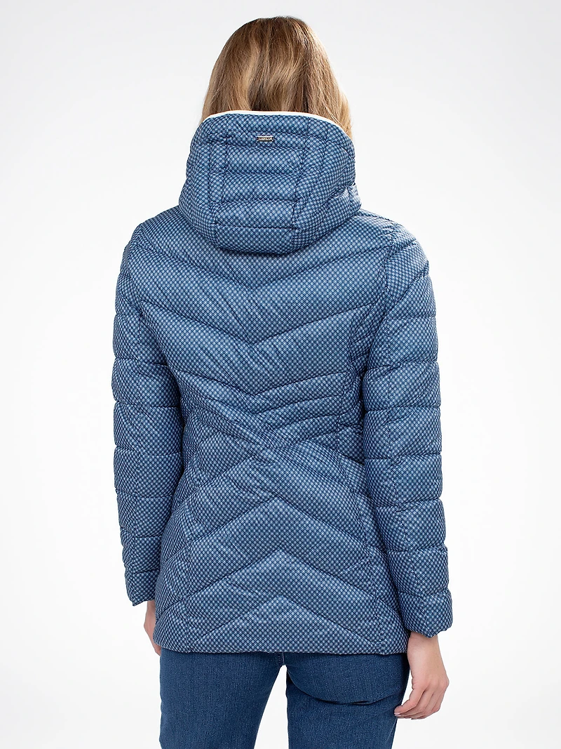 Short semi-fitted coat