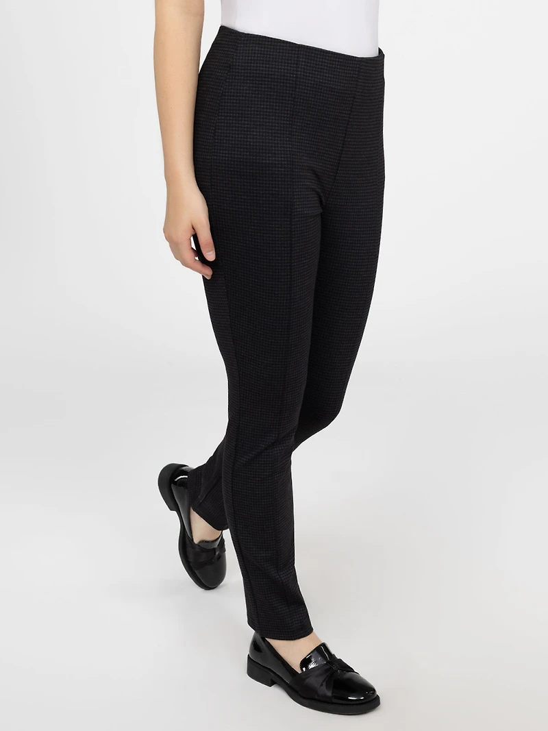 Straight semi-fitted pull-on pant