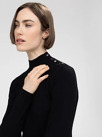 Long-sleeve semi-fitted pullover sweater