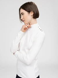 Long-sleeve semi-fitted pullover sweater