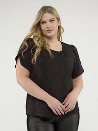 Short-sleeve semi-fitted t-shirt